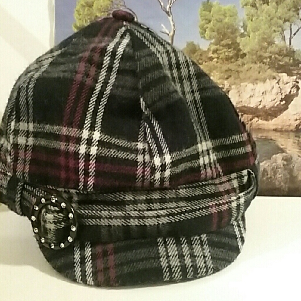 Black & burgundy hat